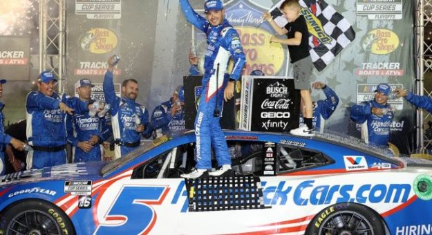 Visit Kyle Larson ganó la Bass Pro Shops Night Race de los Playoffs Cup Series 2024 en Bristol page