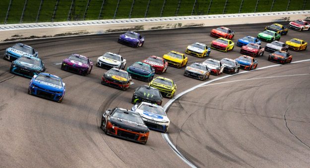 Visit Todo listo para la Hollywood Casino 400 de los Playoffs Cup Series 2024 en Kansas page
