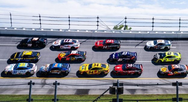 Visit Favoritos de los apostadores para la YellaWood 500 de los Playoffs Cup Series 2024 page