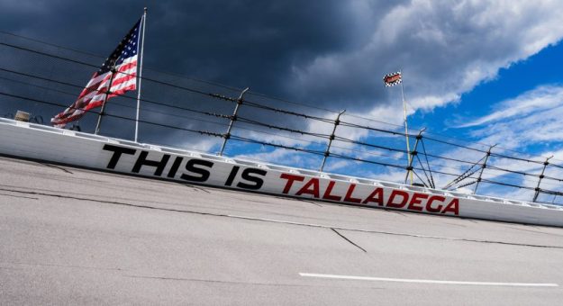 Visit Todo listo para la YellaWood 500 de los Playoffs Cup Series 2024 en Talladega page