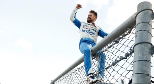 Visit Ricky Stenhouse Jr. ganó la YellaWood 500 de los Playoffs Cup Series 2024 en Talladega page