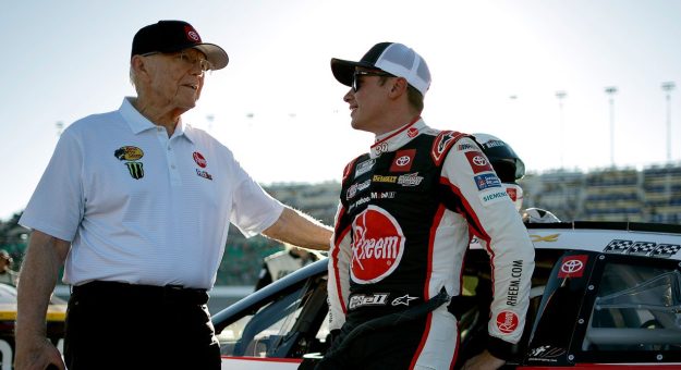 Visit Qué necesita cada piloto para avanzar en los Playoffs Cup Series 2024 en el Charlotte Roval page