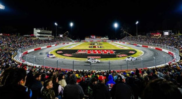 Visit Chase Elliott ganó la Pole Position para el Cook Out Clash 2025 en el Bowman Gray Stadium page