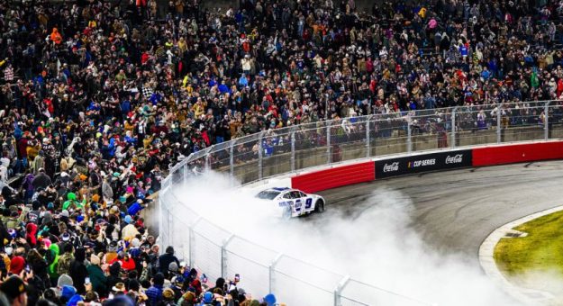 Visit Chase Elliott ganó el Cook Out Clash 2025 en el Bowman Gray Stadium page