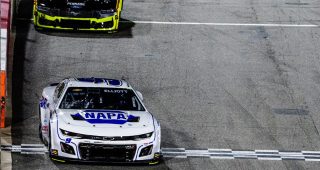 Chase Elliott holds off Ryan Blaney to clinch Cook Out Clash victory