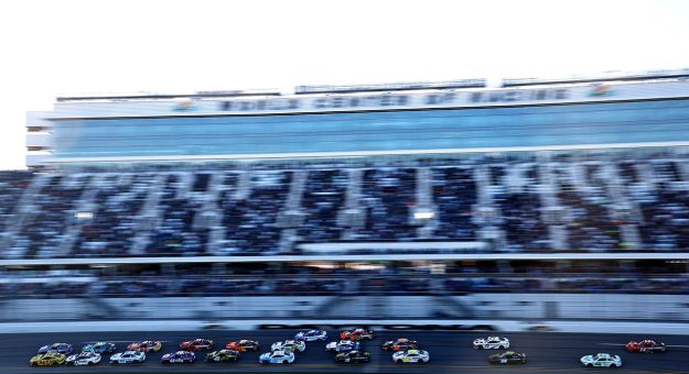 Visit Autos y pilotos para la Daytona 500 2025: Johnson y Truex Jr. en busca de un puesto page