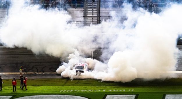 Visit Jesse Love ganó la United Rentals 300 de la Xfinity Series 2025 en Daytona page