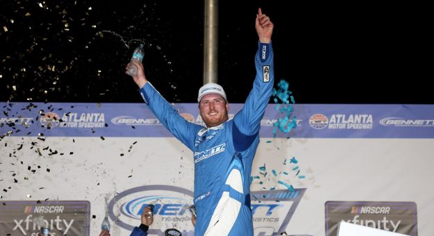 Visit Austin Hill ganó en el Atlanta Motor Speedway por 3ra. carrera consecutiva page