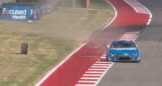 Kyle Larson loses right-front tire as Stage 2 winds down