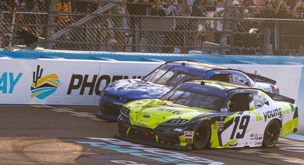 Visit Aric Almirola ganó la GOVX 200 en tiempo extra en el Phoenix Raceway page
