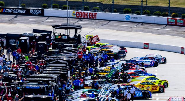 Visit Todo listo para la Cook Out 400 de la Cup Series 2025 en el Martinsville Speedway page