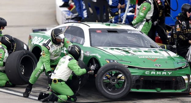 Visit El Toyota No. 43 de Erik Jones y Legacy Motor Club fue descalificado en Martinsville page