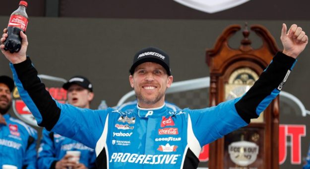 Visit Denny Hamlin ganó la Cook Out 400 de la Cup Series 2025 en el Martinsville Speedway page