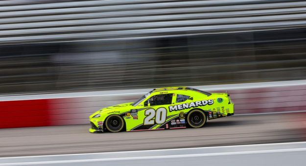 Visit Brandon Jones ganó la Sport Clips Haircuts VFW Help A Hero 200 en Darlington page