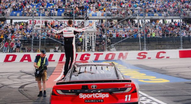Visit Denny Hamlin ganó la Goodyear 400 en el Darlington Raceway page