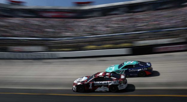 Visit 3 Up 3 Down: Pilotos que salieron en direcciones opuestas del Bristol Motor Speedway page