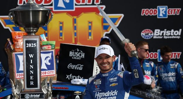 Visit Kyle Larson ganó la Food City 500 de la Cup Series 2025 en el Bristol Motor Speedway page