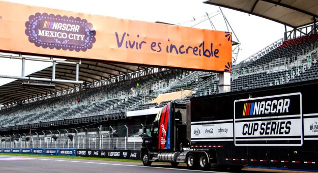 Visit Ambiente de fiesta y una pista complicada; México le dio la bienvenida a la NASCAR page