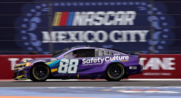 Visit Fiesta de la velocidad: Van Gisbergen y NASCAR se lucen en un vibrante debut en la Ciudad de México page