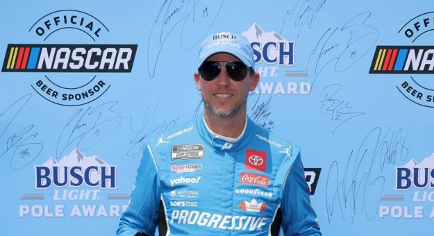 Visit Denny Hamlin ganó la Pole Position para The Great American Getaway 400 en Pocono page