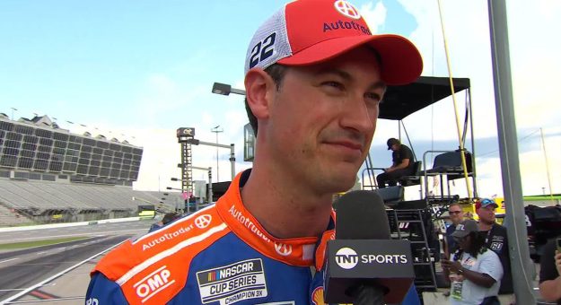 Visit Joey Logano ganó la Pole Position para la Quaker State 400 de la Cup Series 2025 en Atlanta page