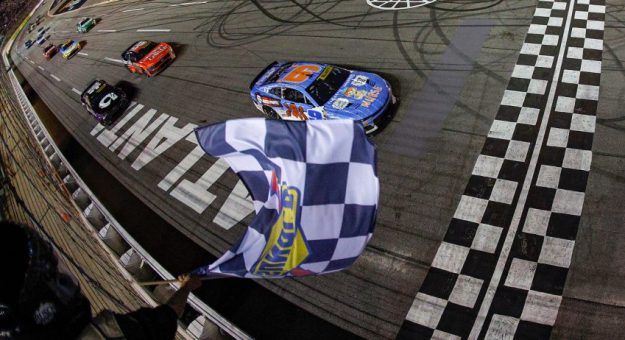 Visit Chase Elliott rompió la sequía de 44 carreras con su victoria en el EchoPark Speedway page