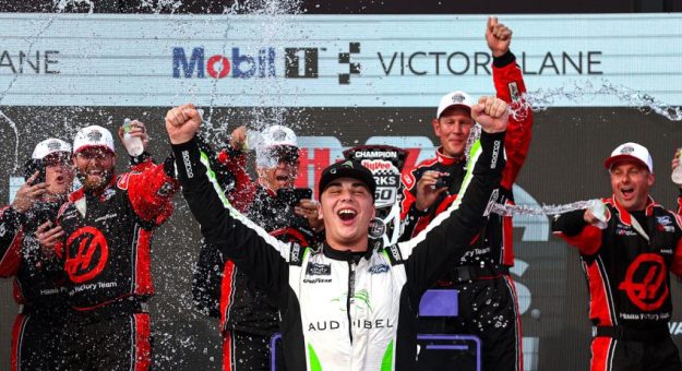 Visit Sam Mayer ganó la HyVee Perks 250 de la Xfinity Series 2025 en el Iowa Speedway page