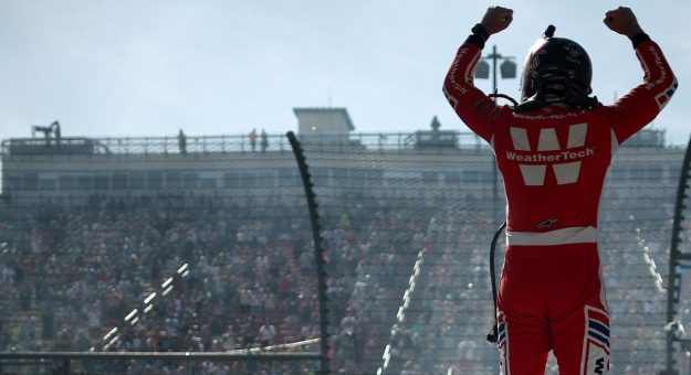 Visit Shane van Gisbergen ataca con fuerza en busca de una improbable carrera por el título page