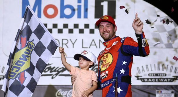 Visit Chase Briscoe ganó la Southern 500 y avanzó a la Ronda de los 12 de los Playoffs 2025 page