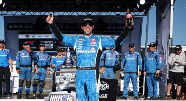Visit Denny Hamlin ganó la Enjoy Illinois 300 de los Playoffs Cup Series 2025 en Gateway page