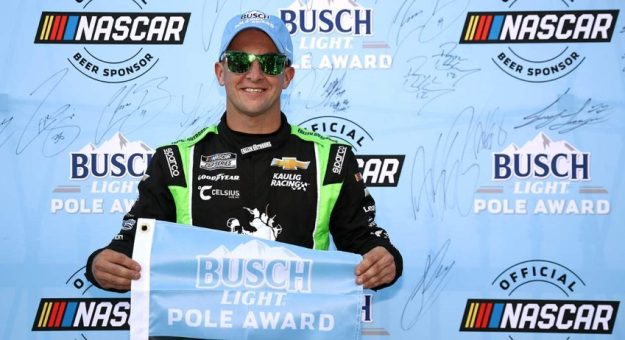 Visit AJ Allmendinger ganó la Pole Position para la Bass Pro Shops Night Race en Bristol page