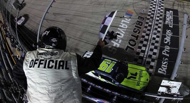 Visit Aric Almirola ganó la Food City 300 de los Playoffs Xfinity Series 2025 en Bristol page