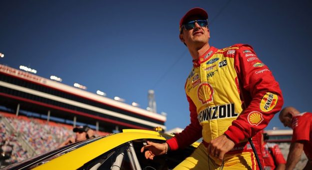 Visit Joey Logano ganó la Pole Position para la Mobil 1 301 en New Hampshire page