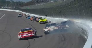 Bowman slams outside wall as Byron, SVG squeeze up the track