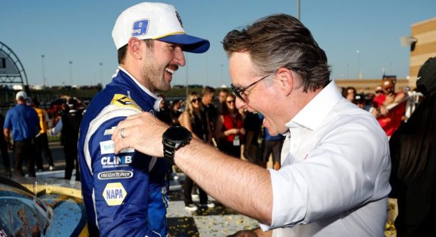 Visit Victoria de Chase Elliott en Kansas deja a los pilotos de Toyota lamiéndose las heridas page