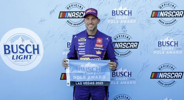 Visit Denny Hamlin ganó la Pole para la South Point 400 de la Cup Series en Las Vegas page