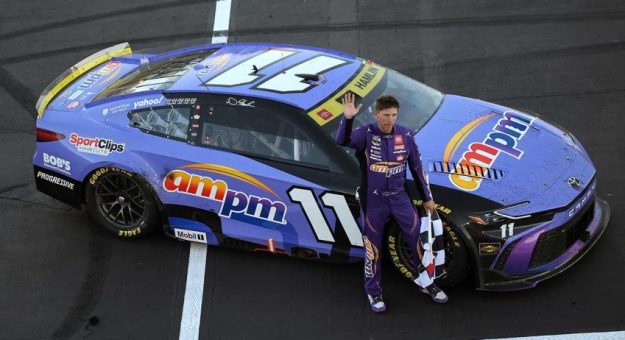Visit Denny Hamlin ganó la South Point 400 en Las Vegas y avanzó a la Championship 4 page