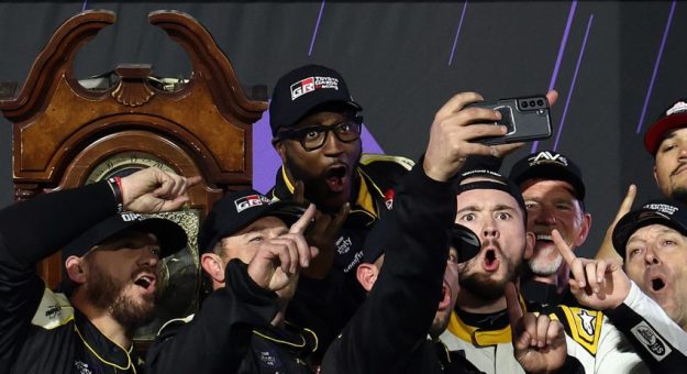 Visit Taylor Gray ganó la IAA and Ritchie Bros. 250 de la Xfinity Series 2025 en Martinsville page