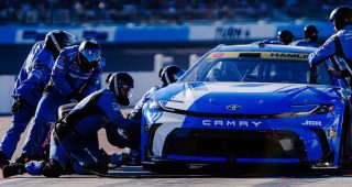 Issues in the pits! Hamlin, Larson with slow stops during stage break
