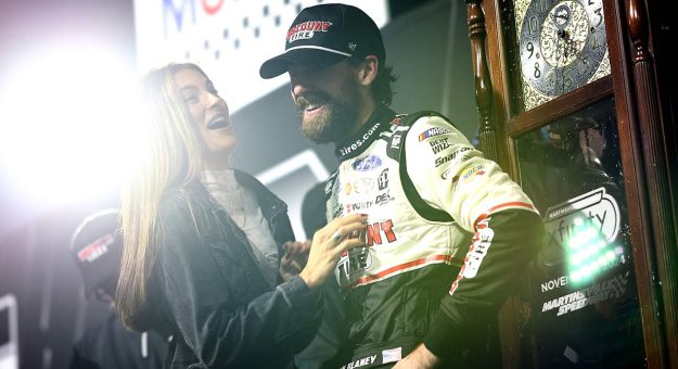 Visit Ryan Blaney y su esposa Gianna anunciaron el nacimiento de su primer hijo page