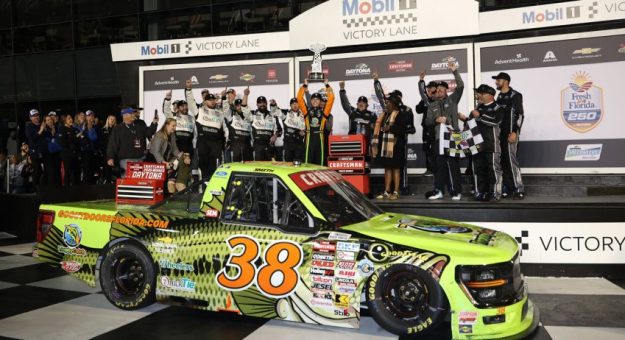 Visit Chandler Smith ganó la Fresh From Florida 250 de la Craftsman Truck Series 2026 en Daytona page