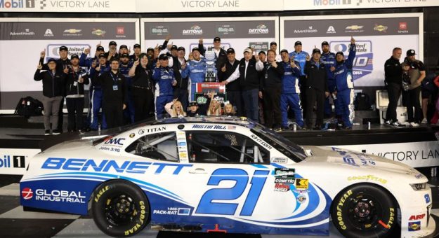 Visit Austin Hill ganó la United Rentals 300 de la O’Reilly Auto Parts Series en Daytona page