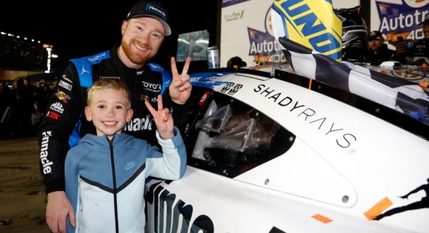 Visit Tyler Reddick ganó la Autotrader 400 en el EchoPark Speedway de Atlanta page