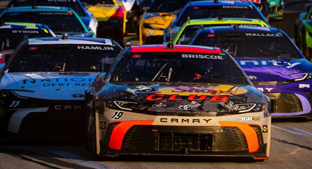 Visit 3 Up, 3 Down: Pilotos que salieron del EchoPark Speedway en direcciones contrarias page