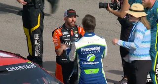 Former teammates Chastain, Suárez have heated exchange on pit road