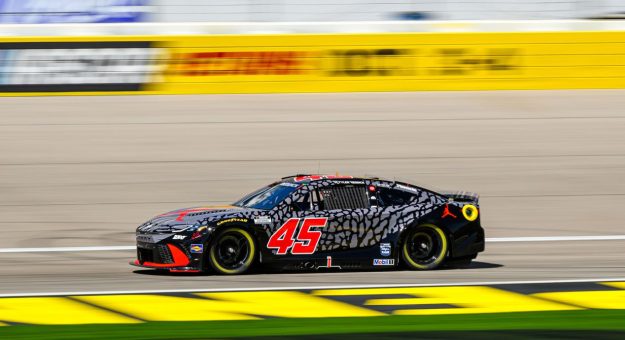 Visit 23XI Racing homenajeó a Kurt Busch en Las Vegas con el Toyota No. 45 page
