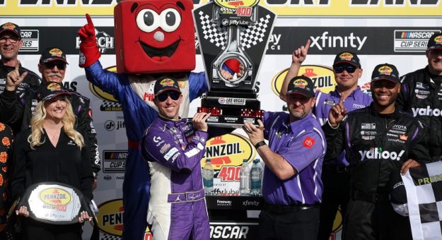Visit Denny Hamlin ganó la Pennzoil 400 de la NASCAR en Las Vegas Motor Speedway page