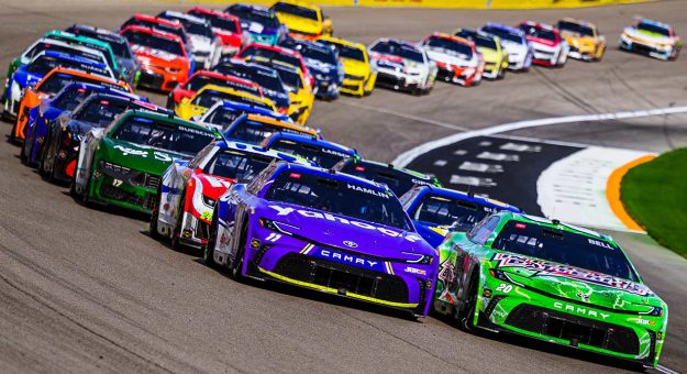 Visit 3 Up, 3 Down: Pilotos en direcciones opuestas de Las Vegas a Darlington page