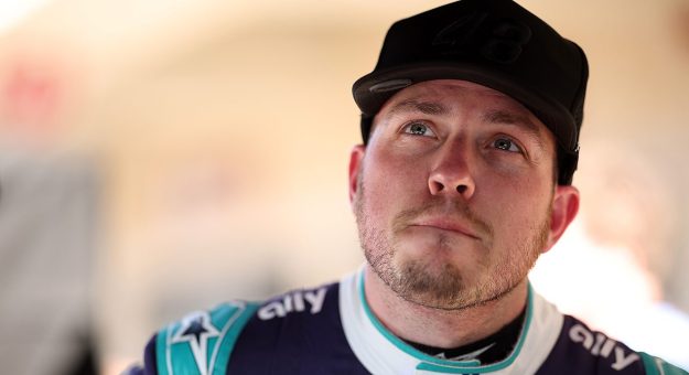 Visit Alex Bowman se perderá por lo menos 3 carreras más en la Cup Series 2026 page