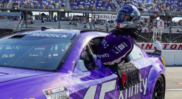 Visit Tyler Reddick gano la Pole Position para la Goodyear 400 en el Darlington Raceway page